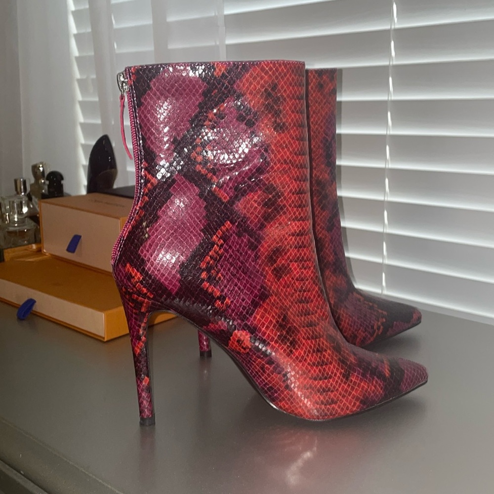 USED ANKLE BOOTIE